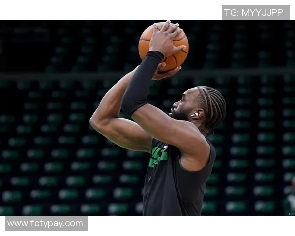 杰伦布朗如何在NBA赛场上展现领导力与全能技巧的完美结合